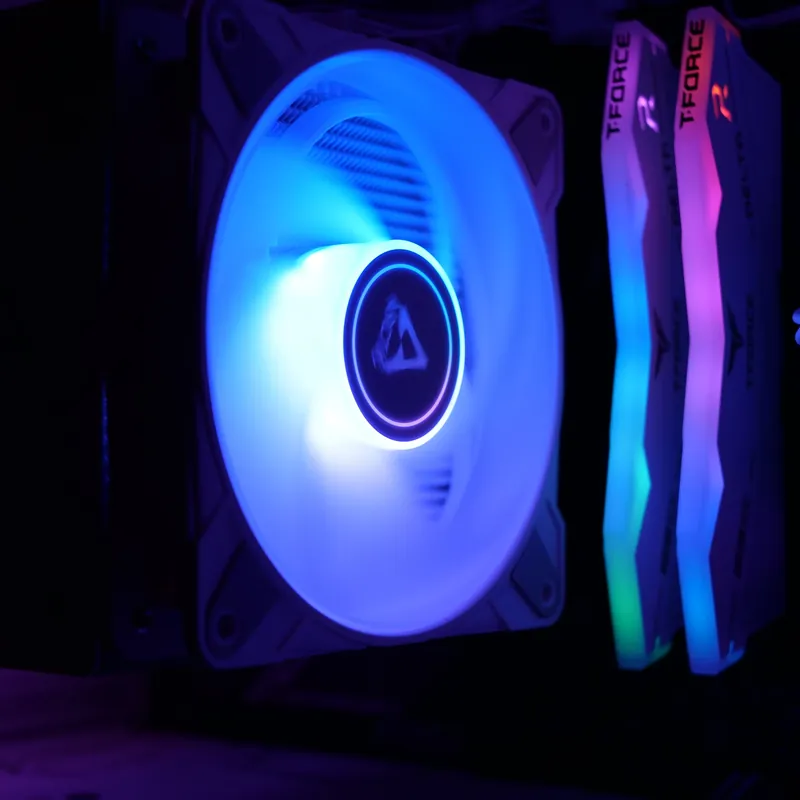 Luftkühler mit beleuchtetem Lüfter neben zwei RGB-Arbeitsspeicher-Modulen