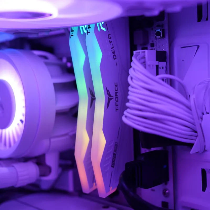 Weißer Build: RGB-Arbeitsspeicher, AiO-Pumpe und weiße Stromkabel