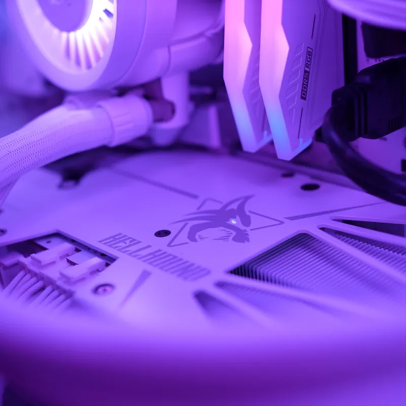 Weißer Build von oben: AiO-Pumpe, Arbeitsspeicher und Mainboard-Abdeckung