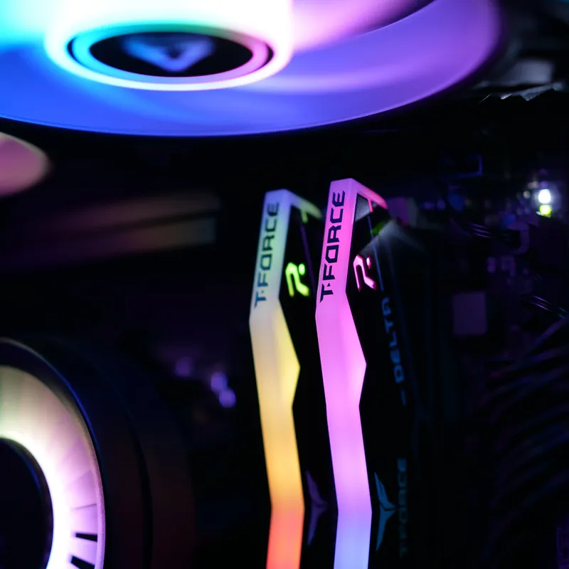 Detail: zwei RGB-Arbeitsspeicher-Module neben der beleuchteten AiO-Pumpe