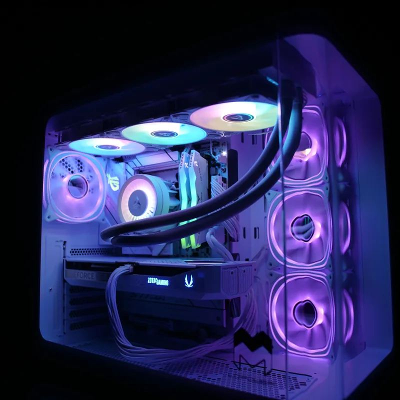 Weißes Gehäuse mit Glasfront, Innenraum violett beleuchtet