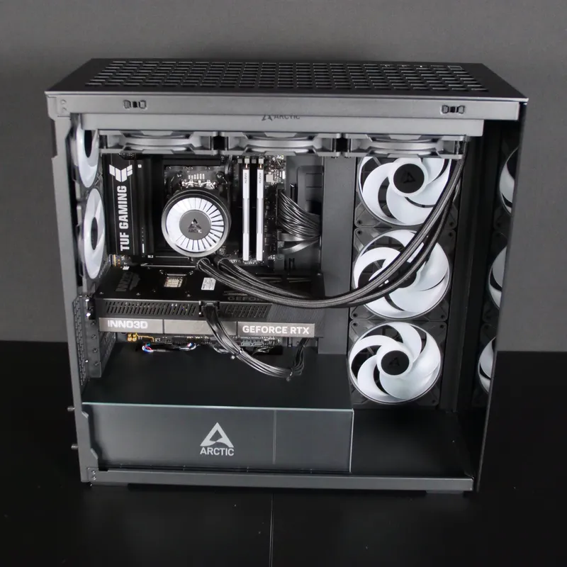 ARCTIC Xtender in Schwarz, unbeleuchtet, leicht von oben mit Mesh-Deckel