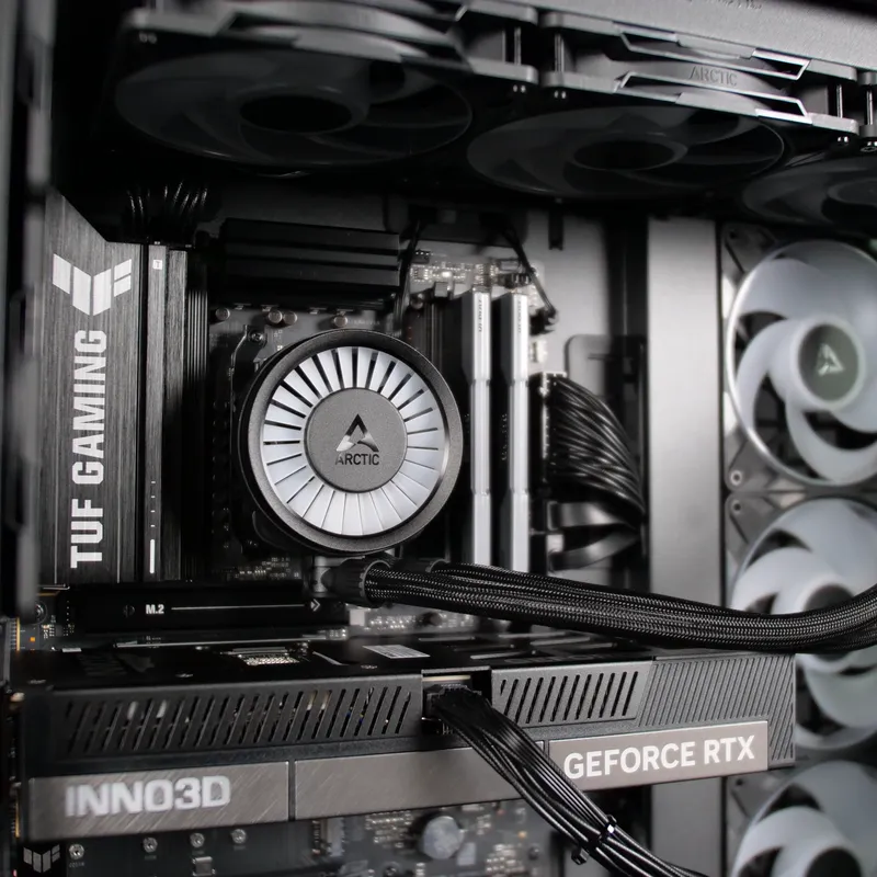 Detail: AiO-Pumpe, Mainboard und Grafikkarte im ARCTIC Xtender