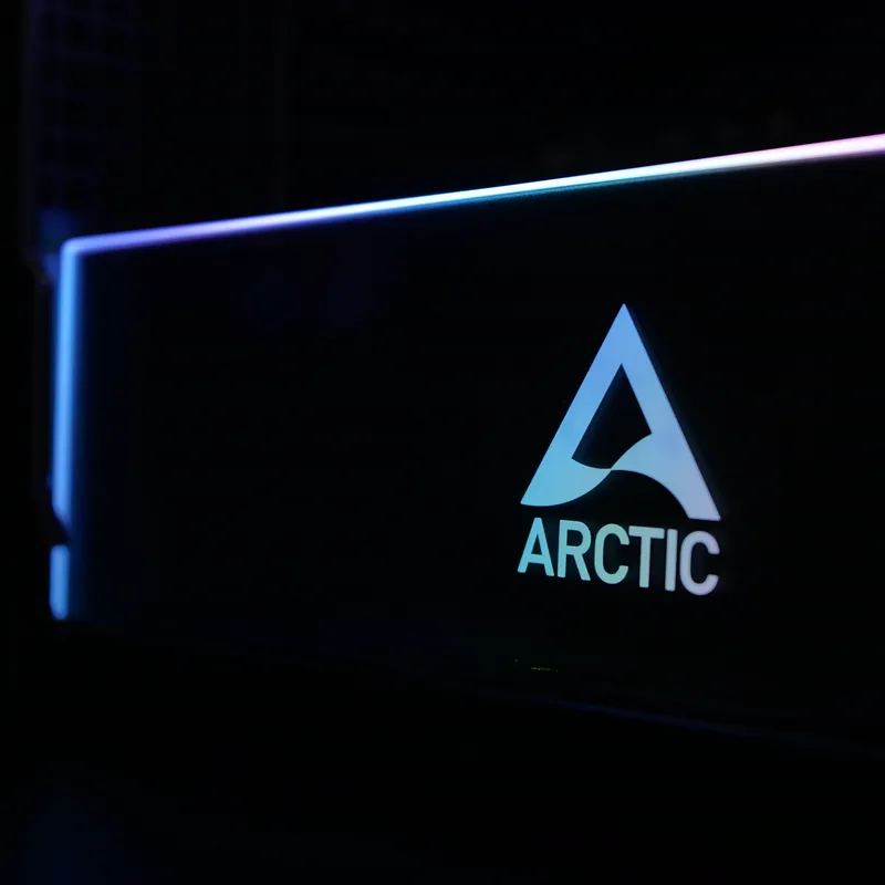 Beleuchtetes ARCTIC-Logo auf der Netzteilabdeckung