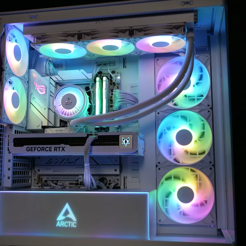 ARCTIC Xtender in Weiß, beleuchteter Innenraum mit A-RGB-Lüftern hinter der Glasseite