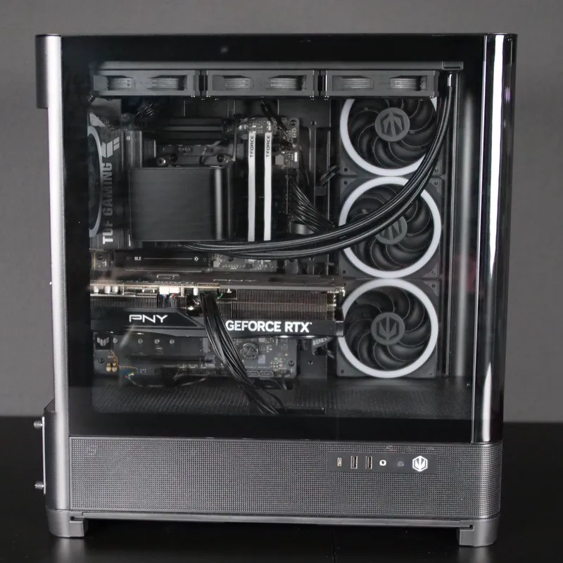 Endorfy Aquarius 8000 in Schwarz, unbeleuchteter Beispielaufbau, Blick durch das Glas auf AiO-Radiator oben, drei Lüfter und GeForce-RTX-Grafikkarte