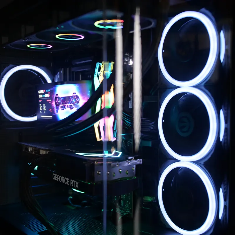 Endorfy Aquarius 8000 in Schwarz, beleuchteter Innenraum mit Pumpendisplay, Arbeitsspeicher und ringförmig leuchtenden Lüftern