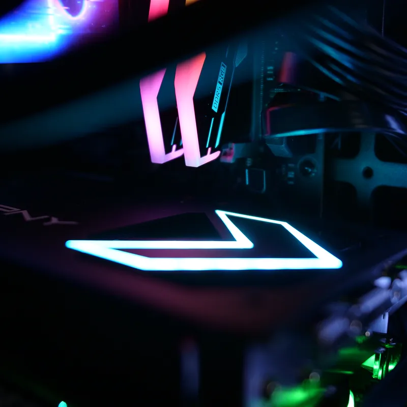 Endorfy Aquarius 8000 in Schwarz, Detail: leuchtende Lichtlinie der Grafikkarte vor dem beleuchteten Arbeitsspeicher