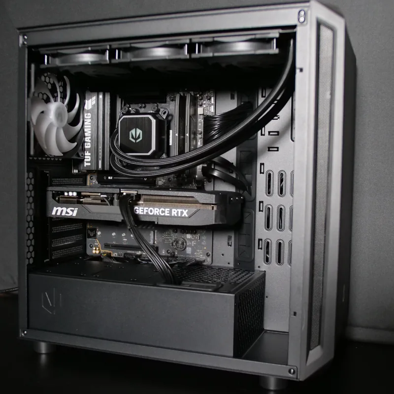 Endorfy ARX 700 in Schwarz, unbeleuchteter Innenraum mit AiO-Wasserkühlung, Mainboard und GeForce-RTX-Grafikkarte