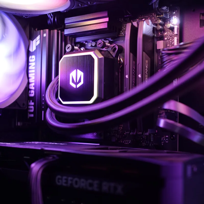 Endorfy ARX 700 in Schwarz, Pumpe der Endorfy-Navis-Wasserkühlung vor dem Mainboard, violett beleuchtet