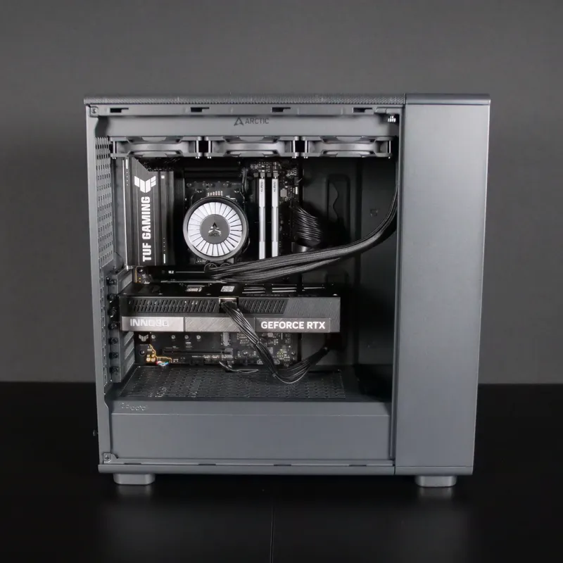 Fractal Design EPOCH XL in Schwarz, Beispielaufbau von der Seite durch die Glasseite