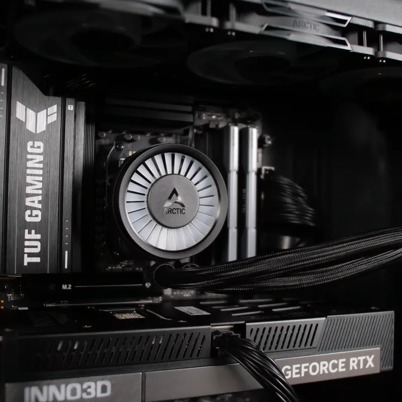 Innenraum des EPOCH XL mit AiO-Pumpe, Arbeitsspeicher und GeForce-RTX-Grafikkarte
