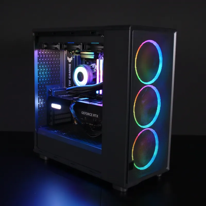 Fractal Design EPOCH XL in Schwarz, beleuchteter Beispielaufbau mit drei ARGB-Frontlüftern und Glasseite