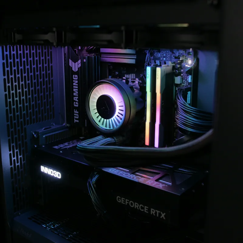 Beleuchteter Innenraum mit AiO-Pumpe, RGB-Arbeitsspeicher und Grafikkarte