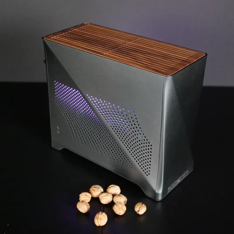 Fractal Design ERA 2, schräg von vorn mit gelochter Seitenwand
