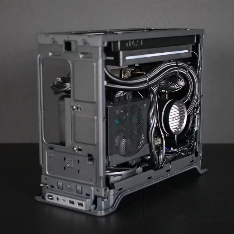 ERA 2 ohne Hülle von der Mainboard-Seite mit AiO-Pumpe
