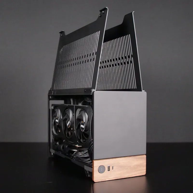 Terra mit hochgeklappter Hülle, Grafikkarte im Mini-ITX-Gehäuse
