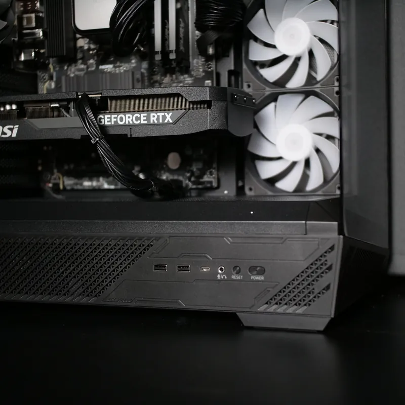 MSI MAG PANO 130R PZ in Schwarz, Detail der Frontunterseite: zwei USB-A, USB-C, Kopfhöreranschluss, Reset und Power, darüber die Grafikkarte
