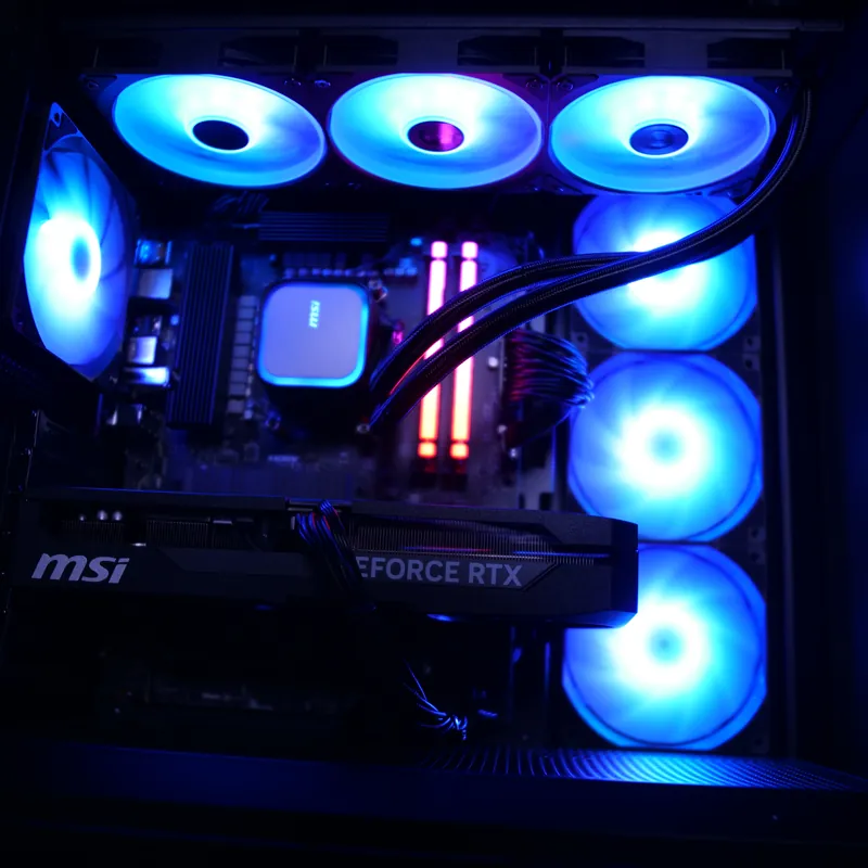MSI MAG PANO 130R PZ in Schwarz, Innenraum blau beleuchtet, Grafikkarte, Pumpe und Lüftersäule