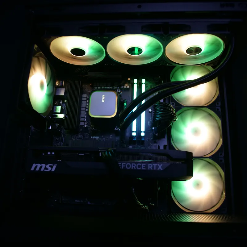 MSI MAG PANO 130R PZ in Schwarz, Innenraum mit Deckel-Lüftern und Lüftersäule, grün und warmweiß beleuchtet