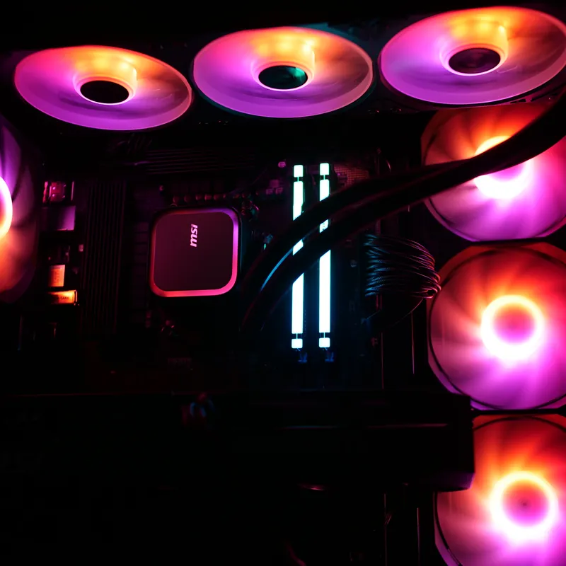 MSI MAG PANO 130R PZ in Schwarz, Detail: Pumpe der Wasserkühlung, Arbeitsspeicher und Lüfter, pink und violett beleuchtet
