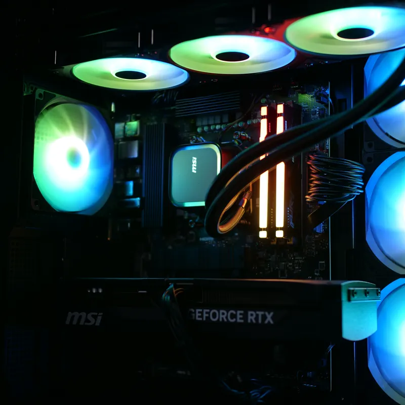 MSI MAG PANO 130R PZ in Schwarz, Detail: Arbeitsspeicher mit orangem Licht, Pumpe und Lüfter in Cyan und Grün