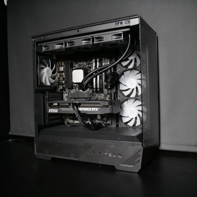 MSI MAG PANO 130R PZ in Schwarz, ganzes Gehäuse unbeleuchtet im Studiolicht, Glasfront und Glasseite ohne Rahmen an der Ecke