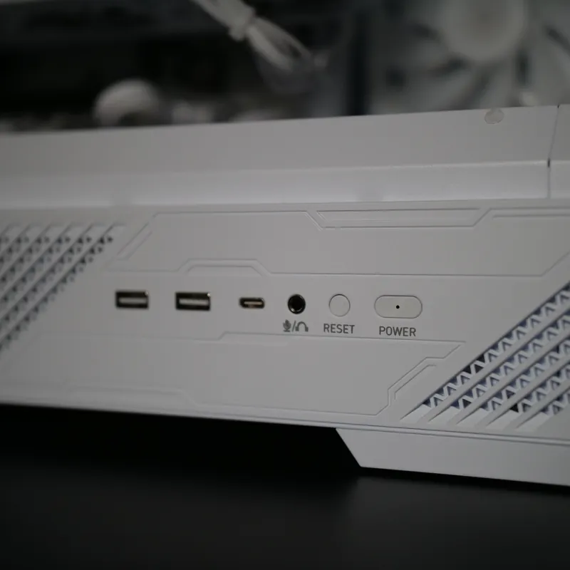 MSI MAG PANO 130R PZ in Weiß, Detail der Frontunterseite: zwei USB-A, USB-C, Kopfhöreranschluss, Reset und Power