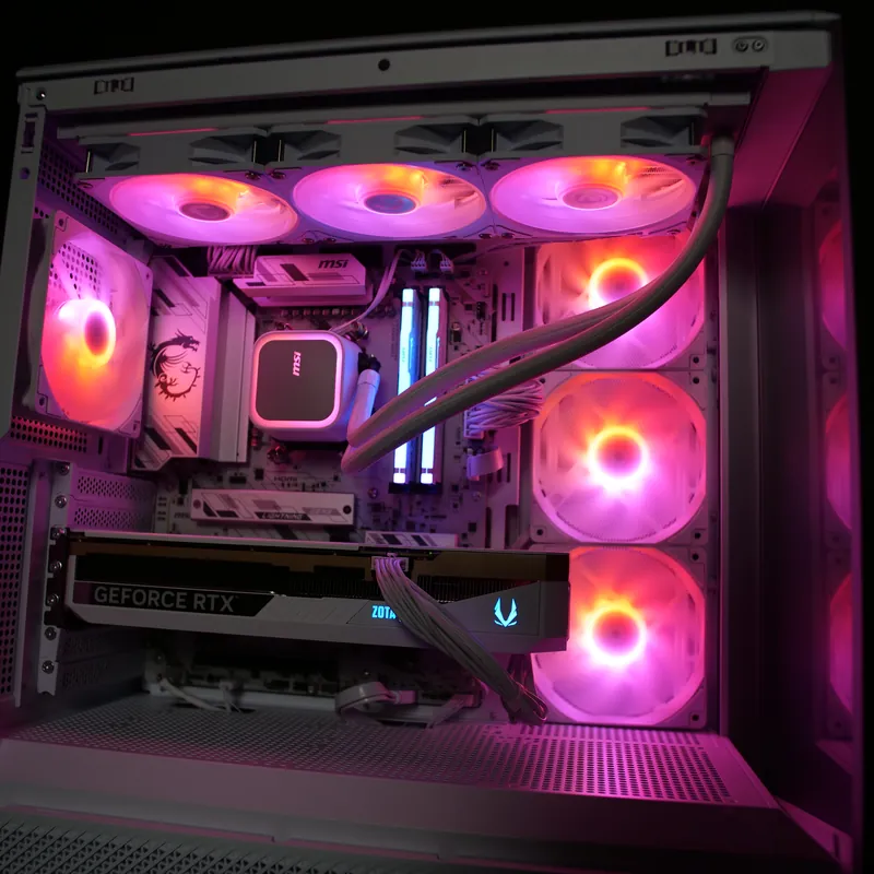 MSI MAG PANO 130R PZ in Weiß, Innenraum mit Grafikkarte, Pumpe und Lüftersäule, pink und orange beleuchtet