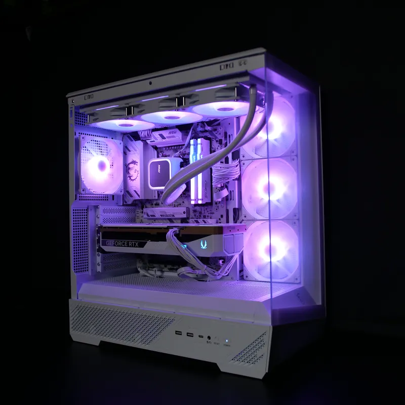 MSI MAG PANO 130R PZ in Weiß, ganzes Gehäuse schräg von vorn, violett beleuchtet, Glasfront und Glasseite