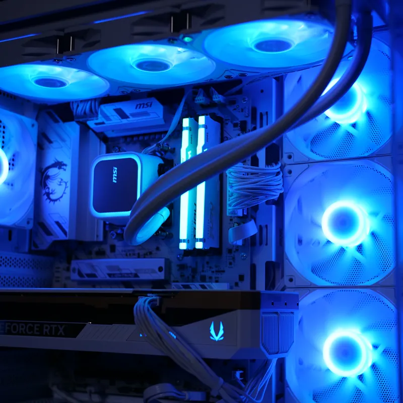 MSI MAG PANO 130R PZ in Weiß, Innenraum blau beleuchtet, drei Deckel-Lüfter und die Lüftersäule rechts