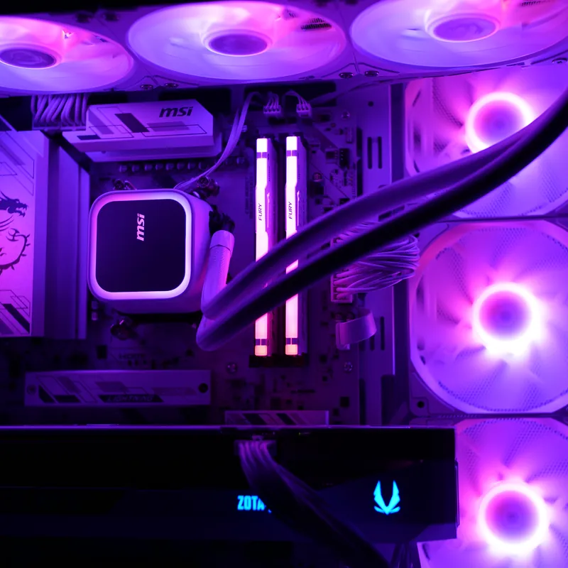 MSI MAG PANO 130R PZ in Weiß, Detail von oben: Pumpe der Wasserkühlung, Arbeitsspeicher und Deckel-Lüfter, violett beleuchtet