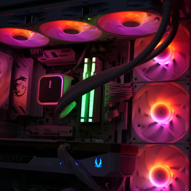 MSI MAG PANO 130R PZ in Weiß, Detail: Arbeitsspeicher mit grünem Licht, Pumpe und Lüfter in Orange und Rot