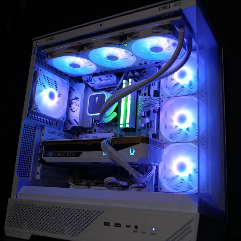 MSI MAG PANO 130R PZ in Weiß, Innenraum schräg von vorn, blau beleuchtet, Deckel-Lüfter, Pumpe und Grafikkarte