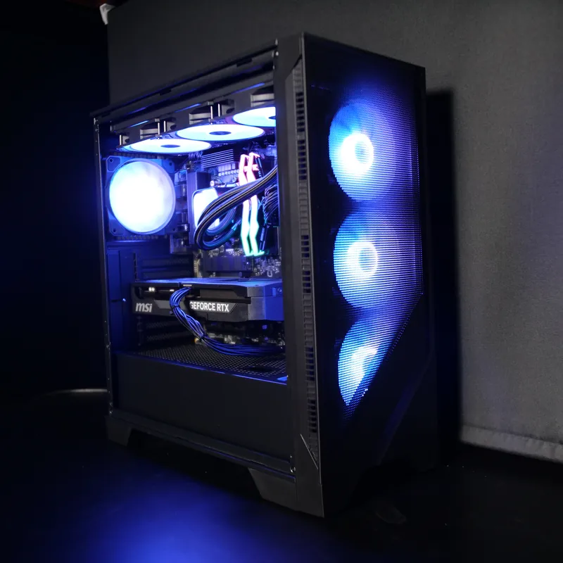 MSI MAG FORGE 320R Airflow in Schwarz, ganzes Gehäuse schräg von vorn, blau beleuchtet, Lüfter hinter der Mesh-Front