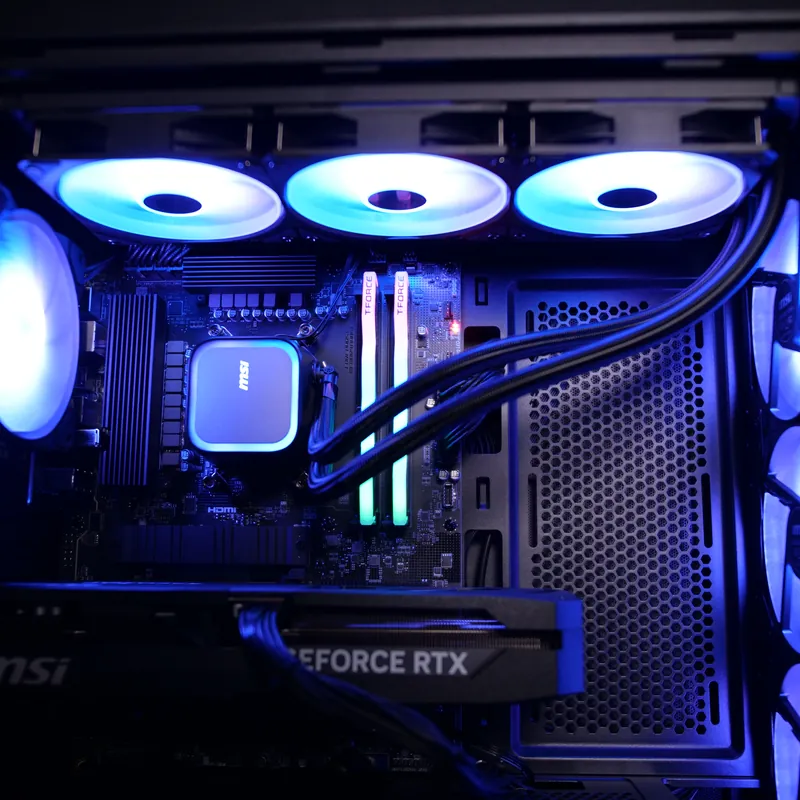 MSI MAG FORGE 320R Airflow in Schwarz, Innenraum blau beleuchtet, Grafikkarte, Pumpe, Deckel-Lüfter und die Lüfter der Front