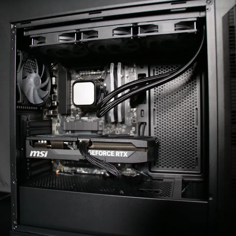 MSI MAG FORGE 320R Airflow in Schwarz, Innenraum unbeleuchtet: Pumpe, Arbeitsspeicher, Grafikkarte und Netzteilabdeckung