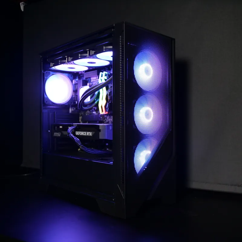 MSI MAG FORGE 320R Airflow in Schwarz, ganzes Gehäuse schräg von vorn, blau und violett beleuchtet, Mesh-Front und Glasseite