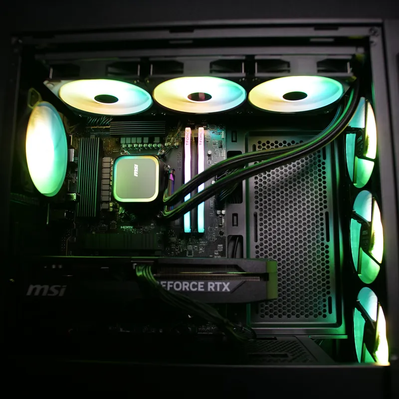 MSI MAG FORGE 320R Airflow in Schwarz, Innenraum grün beleuchtet, Arbeitsspeicher, Pumpe, Deckel-Lüfter und Grafikkarte