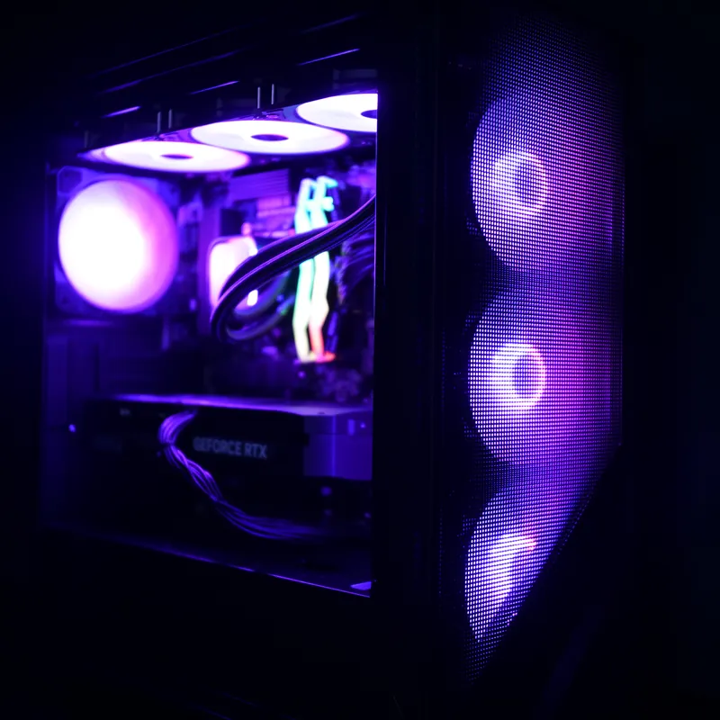 MSI MAG FORGE 320R Airflow in Schwarz, Gehäuse schräg von vorn, violett beleuchtet, Mesh-Front mit Lüftern und Innenraum
