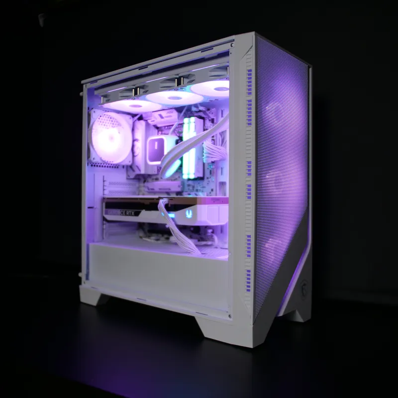 MSI MAG FORGE 320R Airflow in Weiß, ganzes Gehäuse schräg von vorn, violett beleuchtet, Lüfter hinter der Mesh-Front