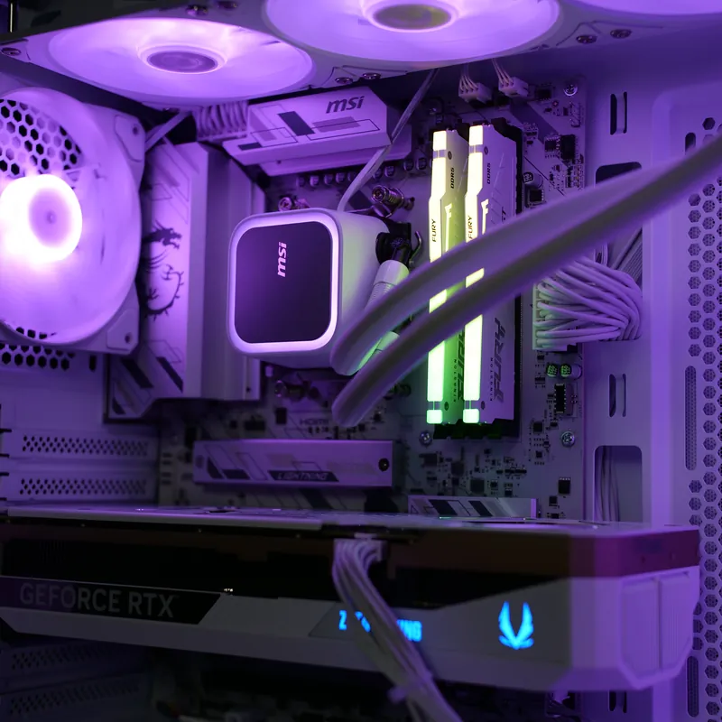 MSI MAG FORGE 320R Airflow in Weiß, Innenraum violett beleuchtet, Grafikkarte, Pumpe und Arbeitsspeicher