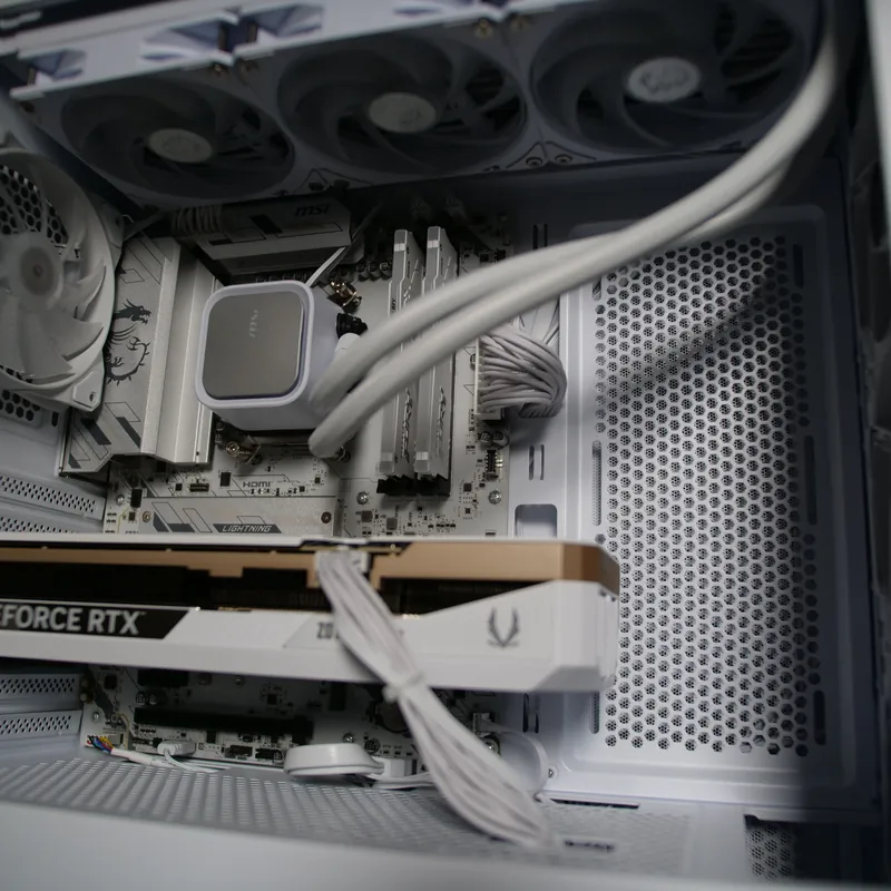 MSI MAG FORGE 320R Airflow in Weiß, Innenraum unbeleuchtet: Pumpe, Arbeitsspeicher, Grafikkarte, Deckel-Lüfter und die Mesh-Seite der Front