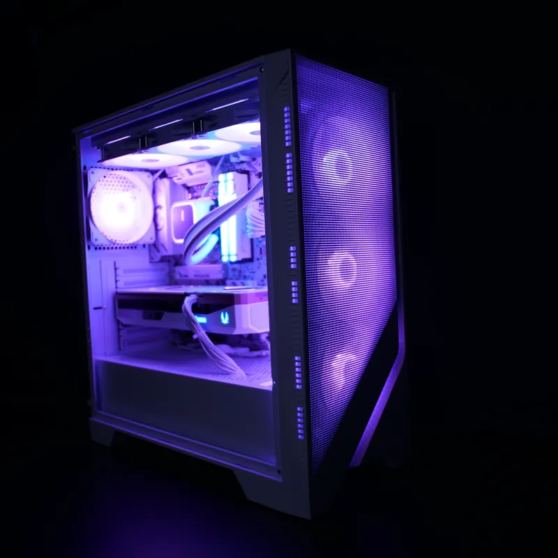 MSI MAG FORGE 320R Airflow in Weiß, ganzes Gehäuse schräg von vorn, violett beleuchtet, Mesh-Front und Glasseite