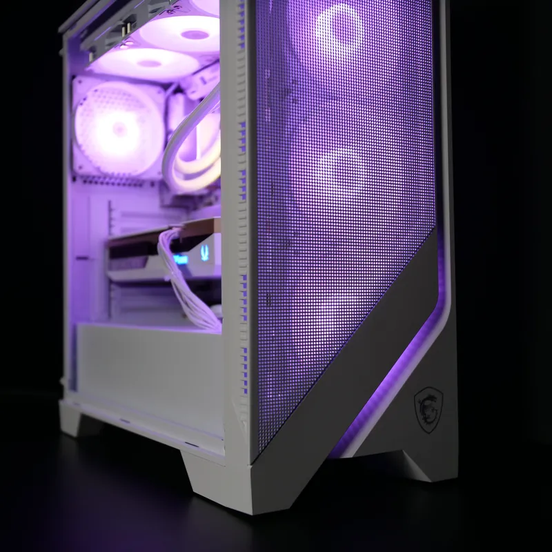 MSI MAG FORGE 320R Airflow in Weiß, Mesh-Front mit leuchtenden Lüftern und MSI-Logo, dahinter der Innenraum, violett beleuchtet