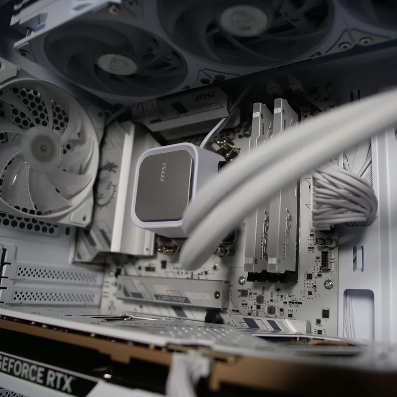 MSI MAG FORGE 320R Airflow in Weiß, Detail unbeleuchtet: Pumpe der Wasserkühlung, Arbeitsspeicher, Deckel-Lüfter und Grafikkarte