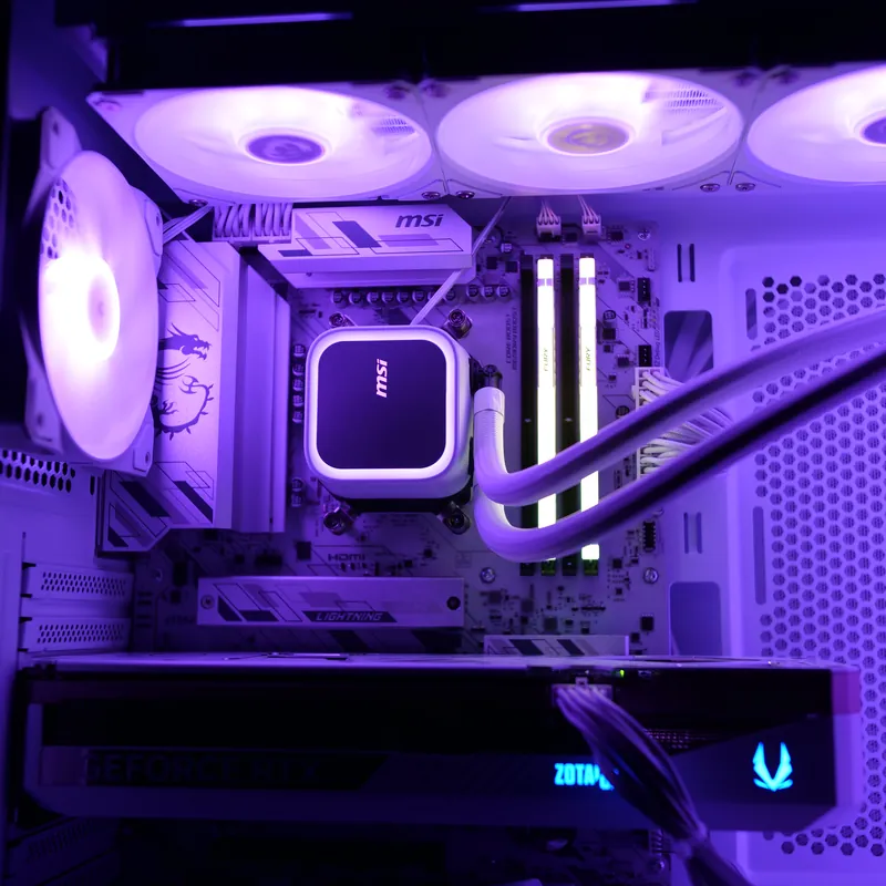 MSI MAG FORGE 320R Airflow in Weiß, Detail: Arbeitsspeicher, Pumpe und Deckel-Lüfter, violett beleuchtet