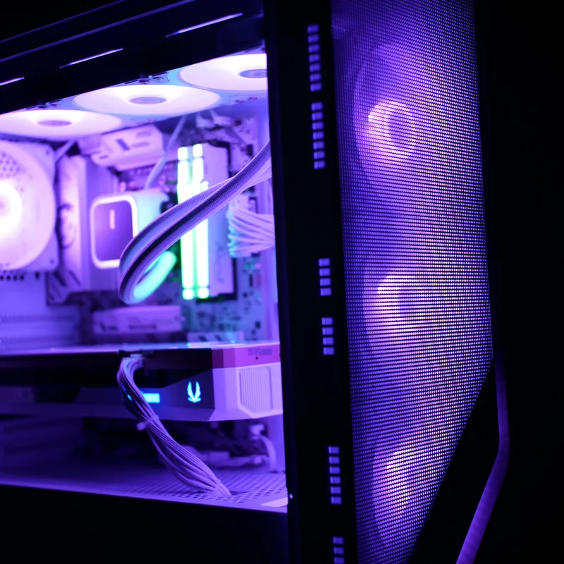 MSI MAG FORGE 320R Airflow in Weiß, Innenraum schräg von vorn, violett beleuchtet, rechts die Mesh-Front mit Lüftern