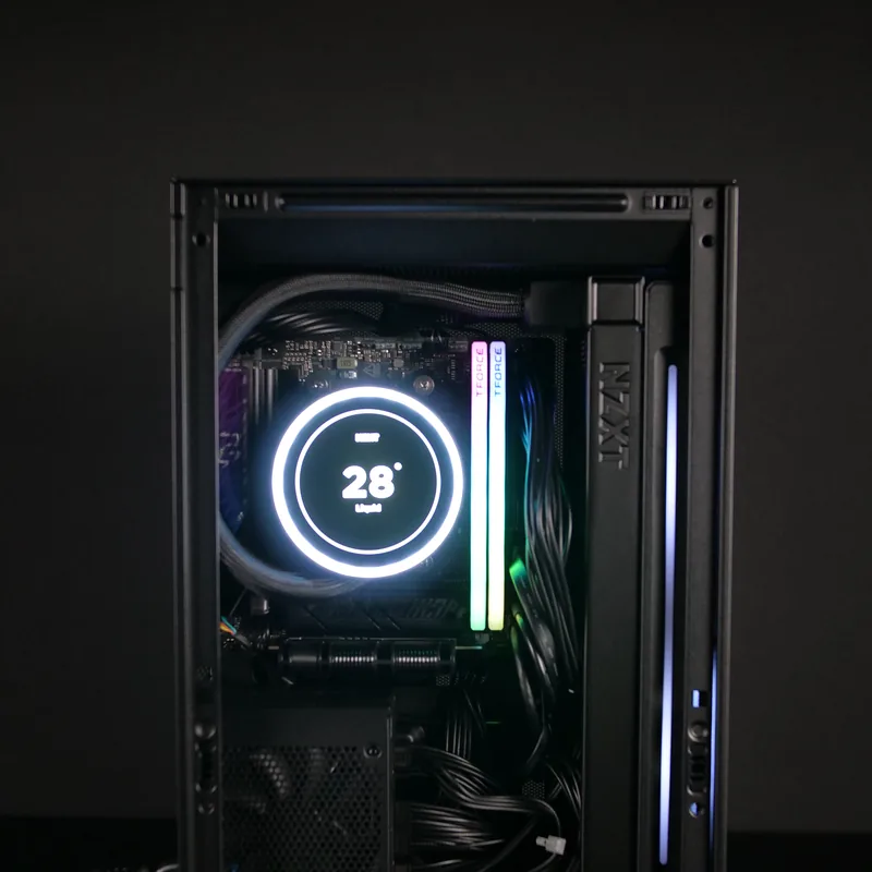 NZXT H2 in Schwarz, Blick durch die Glasseite auf Kraken-Pumpe und Arbeitsspeicher