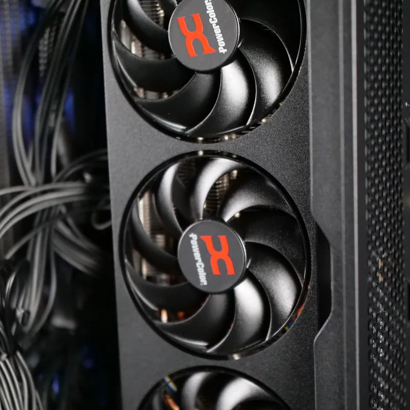 NZXT H2 in Schwarz, senkrecht eingebaute Grafikkarte, Nahaufnahme der Lüfter